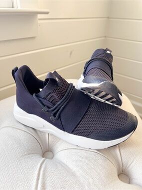 Fabletics Zuma Studio Sneaker | Women's Navy Slip-On Sneakers | Size 8.5